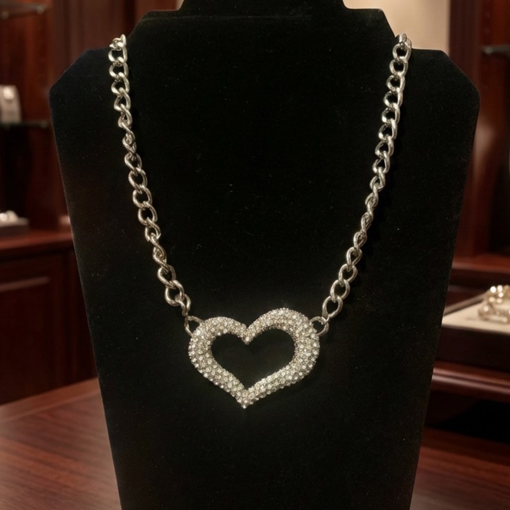 Single Crystal Heart Collar Necklace - Silver - Picture 1 of 4